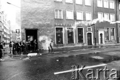 1.05.1982, Gdańsk, Polska.
Stan wojenny. Starcia manifestantów z ZOMO. 
Fot. Stanisław Składanowski, zbiory Ośrodka KARTA