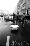 1.05.1982, Gdańsk, Polska.
Stan wojenny. Starcia manifestantów z ZOMO. Na zdjęciu pozostawione na ulicy misa i śmietnik, obok stoją demonstranci.
Fot. Stanisław Składanowski, zbiory Ośrodka KARTA