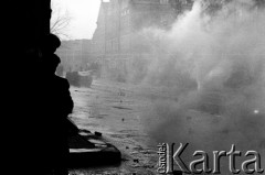 1.05.1982, Gdańsk, Polska.
Stan wojenny. Starcia manifestantów z ZOMO. Opary gazu na ulicy.
Fot. Stanisław Składanowski, zbiory Ośrodka KARTA