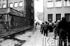 1.05.1982, Gdańsk, Polska.
Stan wojenny. Starcia manifestantów z ZOMO.
Fot. Stanisław Składanowski, zbiory Ośrodka KARTA