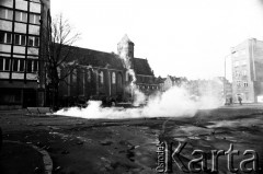 1.05.1982, Gdańsk, Polska.
Stan wojenny. Starcia manifestantów z ZOMO.
Fot. Stanisław Składanowski, zbiory Ośrodka KARTA