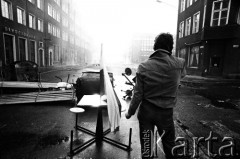 1.05.1982, Gdańsk, Polska.
Stan wojenny. Starcia z ZOMO na gdańskiej Starówce. Na zdjęciu mężczyzna z flagą.
Fot. Stanisław Składanowski, zbiory Ośrodka KARTA
