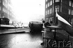 1.05.1982, Gdańsk, Polska.
Stan wojenny. Starcia z ZOMO na gdańskiej Starówce. Na zdjęciu ulica po zakończeniu walk ulicznych. Demonstranci pozostawili na ulicy flagę.
Fot. Stanisław Składanowski, zbiory Ośrodka KARTA
