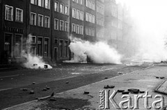 1.05.1982, Gdańsk, Polska.
Stan wojenny. Starcia z ZOMO na gdańskiej Starówce. Na zdjęciu ulica po zakończeniu strać.
Fot. Stanisław Składanowski, zbiory Ośrodka KARTA
