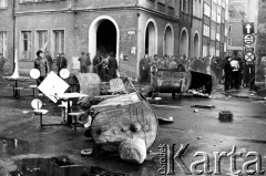 1.05.1982, Gdańsk, Polska.
Stan wojenny. Starcia z ZOMO na gdańskiej Starówce. Na zdjęciu wywrócone śmietniki - efekt walk ulicznych.
Fot. Stanisław Składanowski, zbiory Ośrodka KARTA
