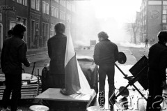 1.05.1982, Gdańsk, Polska.
Stan wojenny. Starcia z ZOMO na gdańskiej Starówce. Na zdjęciu mężczyźni z flagą.
Fot. Stanisław Składanowski, zbiory Ośrodka KARTA
