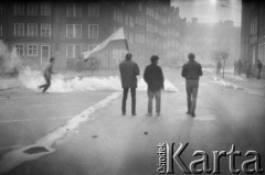 1.05.1982, Gdańsk, Polska.
Stan wojenny. Starcia z ZOMO na gdańskiej Starówce. Na zdjęciu mężczyźni z flagą.
Fot. Stanisław Składanowski, zbiory Ośrodka KARTA
