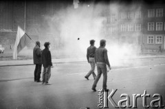 1.05.1982, Gdańsk, Polska.
Stan wojenny. Starcia z ZOMO na gdańskiej Starówce. Na zdjęciu mężczyźni z flagą.
Fot. Stanisław Składanowski, zbiory Ośrodka KARTA
