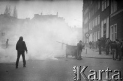 1.05.1982, Gdańsk, Polska.
Stan wojenny. Starcia z ZOMO na gdańskiej Starówce. 
Fot. Stanisław Składanowski, zbiory Ośrodka KARTA
