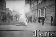 1.05.1982, Gdańsk, Polska.
Stan wojenny. Starcia z ZOMO na gdańskiej Starówce.
Fot. Stanisław Składanowski, zbiory Ośrodka KARTA
