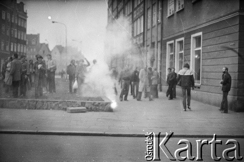1.05.1982, Gdańsk, Polska.
Stan wojenny. Starcia z ZOMO na gdańskiej Starówce.
Fot. Stanisław Składanowski, zbiory Ośrodka KARTA
