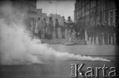 1.05.1982, Gdańsk, Polska.
Stan wojenny. Starcia z ZOMO na gdańskiej Starówce. Z puszki ulatuje gaz.
Fot. Stanisław Składanowski, zbiory Ośrodka KARTA
