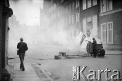 1.05.1982, Gdańsk, Polska.
Stan wojenny. Starcia z ZOMO na gdańskiej Starówce. 
Fot. Stanisław Składanowski, zbiory Ośrodka KARTA
