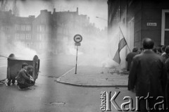 1.05.1982, Gdańsk, Polska.
Stan wojenny. Starcia z ZOMO na gdańskiej Starówce. 
Fot. Stanisław Składanowski, zbiory Ośrodka KARTA
