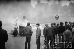 1.05.1982, Gdańsk, Polska.
Stan wojenny. Starcia z ZOMO na gdańskiej Starówce. 
Fot. Stanisław Składanowski, zbiory Ośrodka KARTA
