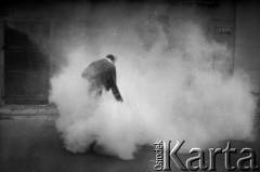 1.05.1982, Gdańsk, Polska.
Stan wojenny. Starcia z ZOMO na gdańskiej Starówce. Na zdjęciu mężczyzna w oparach gazu.
Fot. Stanisław Składanowski, zbiory Ośrodka KARTA
