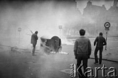 1.05.1982, Gdańsk, Polska.
Stan wojenny. Starcia z ZOMO na gdańskiej Starówce. 
Fot. Stanisław Składanowski, zbiory Ośrodka KARTA
