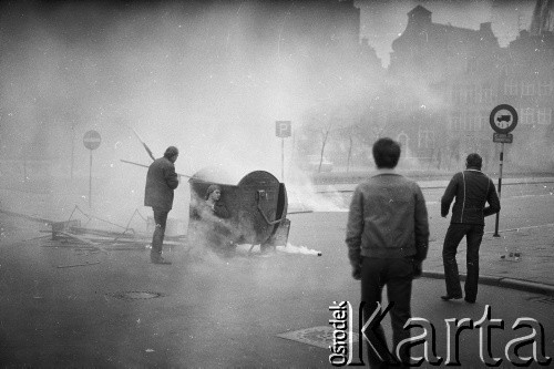 1.05.1982, Gdańsk, Polska.
Stan wojenny. Starcia z ZOMO na gdańskiej Starówce. 
Fot. Stanisław Składanowski, zbiory Ośrodka KARTA
