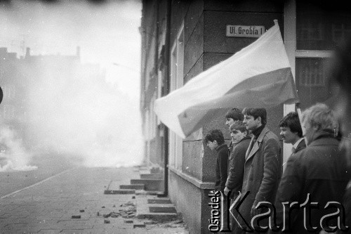 1.05.1982, Gdańsk, Polska.
Stan wojenny. Starcia z ZOMO na gdańskiej Starówce. Na zdjęciu mężczyźni z flagą (ulica Grobla).
Fot. Stanisław Składanowski, zbiory Ośrodka KARTA
