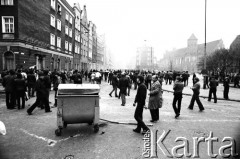 1.05.1982, Gdańsk, Polska.
Stan wojenny. Starcia z ZOMO na gdańskiej Starówce. 
Fot. Stanisław Składanowski, zbiory Ośrodka KARTA
