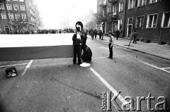 1.05.1982, Gdańsk, Polska.
Stan wojenny. Starcia z ZOMO na gdańskiej Starówce. Na zdjęciu mężczyźni z flagą.
Fot. Stanisław Składanowski, zbiory Ośrodka KARTA
