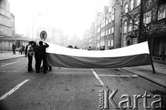 1.05.1982, Gdańsk, Polska.
Stan wojenny. Starcia z ZOMO na gdańskiej Starówce. Na zdjęciu mężczyźni z flagą.
Fot. Stanisław Składanowski, zbiory Ośrodka KARTA
