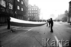 1.05.1982, Gdańsk, Polska.
Stan wojenny. Starcia z ZOMO na gdańskiej Starówce. Na zdjęciu mężczyźni z flagą.
Fot. Stanisław Składanowski, zbiory Ośrodka KARTA
