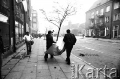 1.05.1982, Gdańsk, Polska.
Stan wojenny. Starcia z ZOMO na gdańskiej Starówce. Na zdjęciu mężczyźni z flagą.
Fot. Stanisław Składanowski, zbiory Ośrodka KARTA
