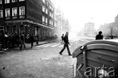 1.05.1982, Gdańsk, Polska.
Stan wojenny. Starcia z ZOMO na gdańskiej Starówce. 
Fot. Stanisław Składanowski, zbiory Ośrodka KARTA
