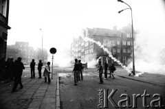 1.05.1982, Gdańsk, Polska.
Stan wojenny. Starcia z ZOMO na gdańskiej Starówce. 
Fot. Stanisław Składanowski, zbiory Ośrodka KARTA
