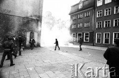 1.05.1982, Gdańsk, Polska.
Stan wojenny. Starcia z ZOMO na gdańskiej Starówce. 
Fot. Stanisław Składanowski, zbiory Ośrodka KARTA
