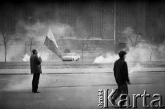 1.05.1982, Gdańsk, Polska.
Stan wojenny. Starcia z ZOMO na gdańskiej Starówce. Na zdjęciu mężczyzna z flagą.
Fot. Stanisław Składanowski, zbiory Ośrodka KARTA
