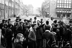 1.05.1982, Gdańsk, Polska.
Stan wojenny. Starcia z ZOMO na gdańskiej Starówce. 
Fot. Stanisław Składanowski, zbiory Ośrodka KARTA
