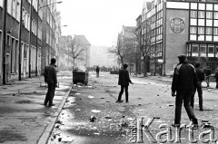 1.05.1982, Gdańsk, Polska.
Stan wojenny. Starcia z ZOMO na gdańskiej Starówce. Na asfalcie widać puszki po gazie.
Fot. Stanisław Składanowski, zbiory Ośrodka KARTA
