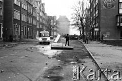 1.05.1982, Gdańsk, Polska.
Stan wojenny. Starcia z ZOMO na gdańskiej Starówce. Na zdjęciu mężczyzna z flagą.
Fot. Stanisław Składanowski, zbiory Ośrodka KARTA
