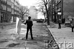 1.05.1982, Gdańsk, Polska.
Stan wojenny. Starcia z ZOMO na gdańskiej Starówce. Na zdjęciu mężczyzna z flagą.
Fot. Stanisław Składanowski, zbiory Ośrodka KARTA
