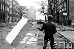 1.05.1982, Gdańsk, Polska.
Stan wojenny. Starcia z ZOMO na gdańskiej Starówce. Na zdjęciu mężczyzna z flagą.
Fot. Stanisław Składanowski, zbiory Ośrodka KARTA
