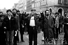 1.05.1982, Gdańsk, Polska.
Stan wojenny. Demonstranci na ulicy. Jeden z mężczyzn w koszulce z napisem Solidarność.
Fot. Stanisław Składanowski, zbiory Ośrodka KARTA
