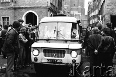1.05.1982, Gdańsk, Polska.
Stan wojenny. Karetka pogotowia przewozi rannych w wyniku starć z ZOMO (ulica Szeroka).
Fot. Stanisław Składanowski, zbiory Ośrodka KARTA
