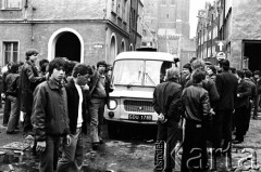 1.05.1982, Gdańsk, Polska.
Stan wojenny. Karetka pogotowia przewozi rannych w wyniku starć z ZOMO (ulica Szeroka).
Fot. Stanisław Składanowski, zbiory Ośrodka KARTA
