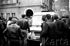 1.05.1982, Gdańsk, Polska.
Stan wojenny. Karetka pogotowia przewozi rannych w wyniku starć z ZOMO (ulica Szeroka).
Fot. Stanisław Składanowski, zbiory Ośrodka KARTA
