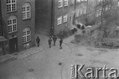 1.05.1982, Gdańsk, Polska.
Stan wojenny. Starcia z ZOMO na gdańskiej Starówce. Funkcjonariusze ZOMO z pałkami.
Fot. Stanisław Składanowski, zbiory Ośrodka KARTA
