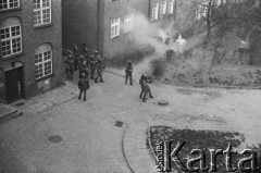 1.05.1982, Gdańsk, Polska.
Stan wojenny. Starcia z ZOMO na gdańskiej Starówce. Funkcjonariusze ZOMO z pałkami.
Fot. Stanisław Składanowski, zbiory Ośrodka KARTA
