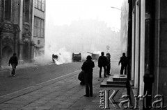 1.05.1982, Gdańsk, Polska.
Stan wojenny. Starcia z ZOMO na gdańskiej Starówce.
Fot. Stanisław Składanowski, zbiory Ośrodka KARTA
