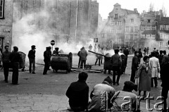 1.05.1982, Gdańsk, Polska.
Stan wojenny. Starcia z ZOMO na gdańskiej Starówce (ulica Świętego Ducha).
Fot. Stanisław Składanowski, zbiory Ośrodka KARTA
