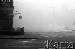 1.05.1982, Gdańsk, Polska.
Stan wojenny. Starcia z ZOMO na gdańskiej Starówce (ulica Grobla). Na zdjęciu ulica w oparach gazu.
Fot. Stanisław Składanowski, zbiory Ośrodka KARTA
