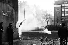 1.05.1982, Gdańsk, Polska.
Stan wojenny. Starcia z ZOMO na gdańskiej Starówce. Na zdjęciu mężczyzni z flagą.
Fot. Stanisław Składanowski, zbiory Ośrodka KARTA
