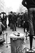 1.05.1982, Gdańsk, Polska.
Stan wojenny. Manifestanci na gdańskiej Starówce. Na pierwszym planie kosz, na którym położono kamienie.
Fot. Stanisław Składanowski, zbiory Ośrodka KARTA