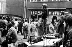 1.05.1982, Gdańsk, Polska.
Stan wojenny. Manifestanci na ulicy Szerokiej. W tle widać sklep z tekstyliami.
Fot. Stanisław Składanowski, zbiory Ośrodka KARTA