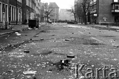 1.05.1982, Gdańsk, Polska.
Stan wojenny. Ulica, na której toczyły się walki manifestantów z ZOMO. Na asfalcie widać puszki po gazie.
Fot. Stanisław Składanowski, zbiory Ośrodka KARTA